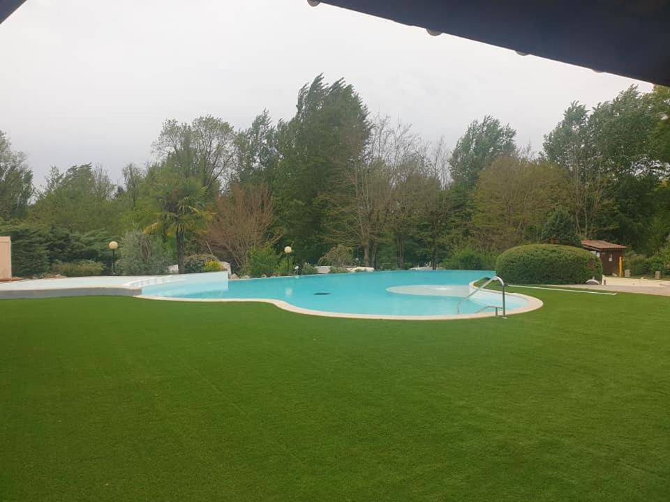Camping Les Lacs De Courtes Otel Estang Dış mekan fotoğraf